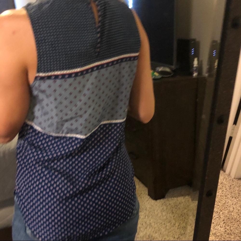 Short sleeve scoop blouse. - Picture 3 of 4
